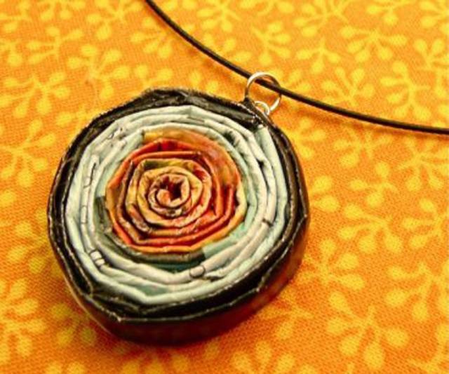 Green paper roll necklace